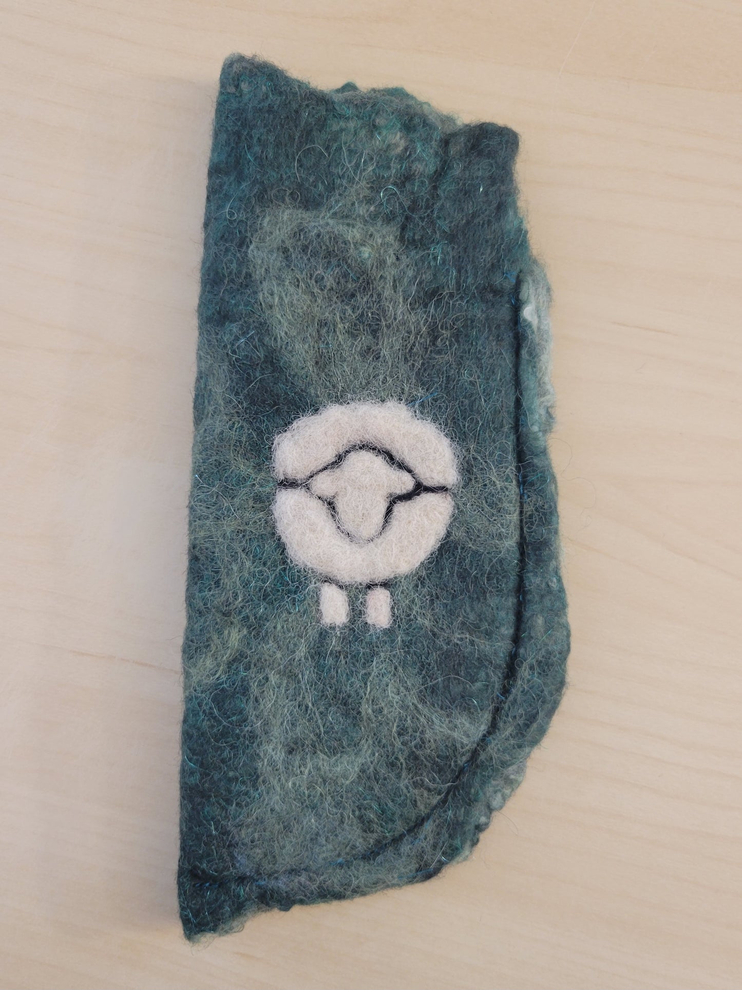 E03 - Eyeglass Case - Green with White Sheep